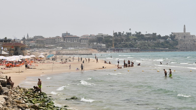 On beaches of Gaza and Tel Aviv, two tales of one heatwave